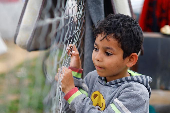 Med tisoči palestinskih beguncev iz Gaze so predvsem otroci in ženske. | Foto: Reuters