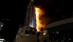 Razkošni, 300-metrski hotel v Dubaju zajel velik požar (video)