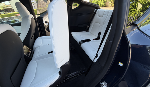 Tesla med Slovence tudi s tem trikom pri sedežih #video
