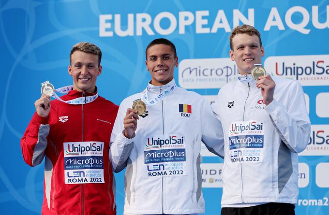 Na 200 metrov prosto je v času novega mladinskega svetovnega rekorda slavil Romun David Popovici.  | Foto: Reuters