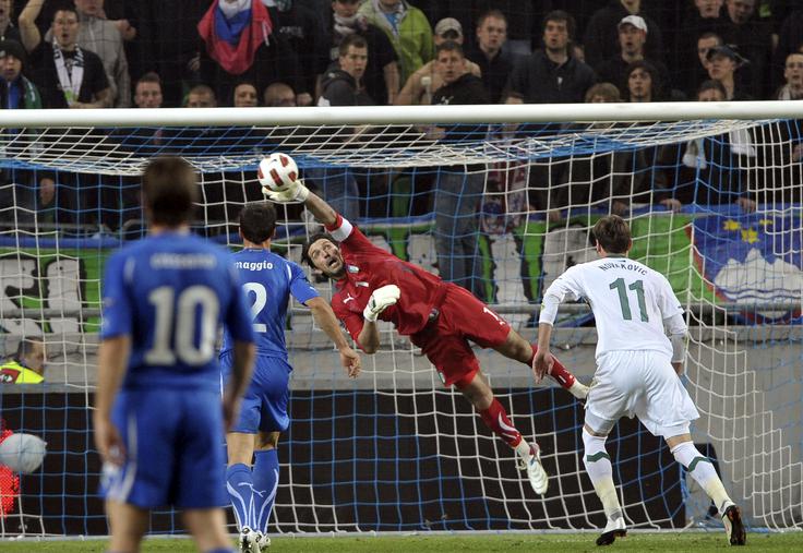 S Slovenijo se je večkrat pomeril. Ko je leta 2011 v Firencah pomagal Italiji do tesne zmage nad tedanjo Kekovo četo (1:0), je popravil rekord legendarnega rojaka Dina Zoffa. Zadetka ni prejel kar 644 zaporednih minut v kvalifikacijah za evropsko prvenstvo. | Foto: Reuters