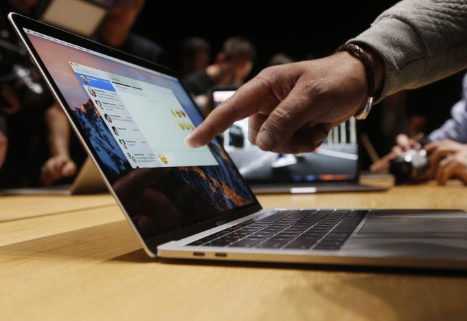 Pogled na MacBook Pro od strani. Vidna sta dva izhoda USB-C. | Foto: Reuters