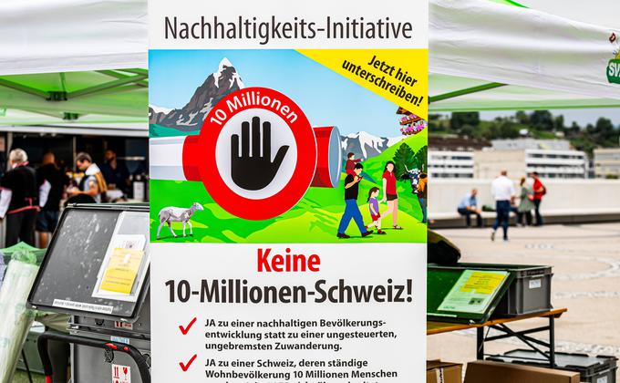 Švicarska ljudska stranka je letos poleti začela zbirati podpise za svojo pobudo "Ne desetmilijonski Švici", ki predlaga omejitev priseljevanja. | Foto: Guliverimage
