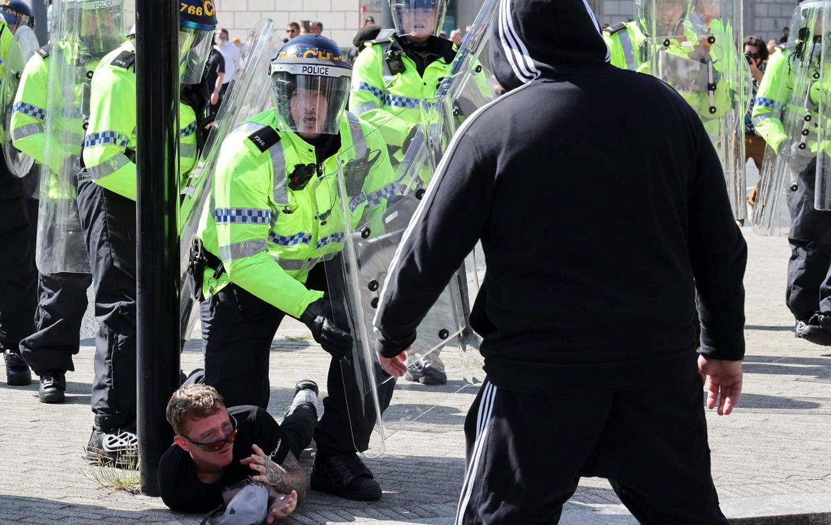 Liverpool, spopadi s poliijo | Protestom in izgredom je botroval ponedeljkov napad z nožem v obmorskem mestu Southport, v katerem so bile ubite tri deklice, več otrok je bilo ranjenih. Policija ocenjuje, da so bile povod za izgrede dezinformacije na družbenih omrežjih, da je napadalec islamist. | Foto Reuters