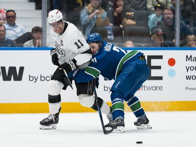 Nadaljuje se srdit boj za končnico, Kopitarjevi opazujejo