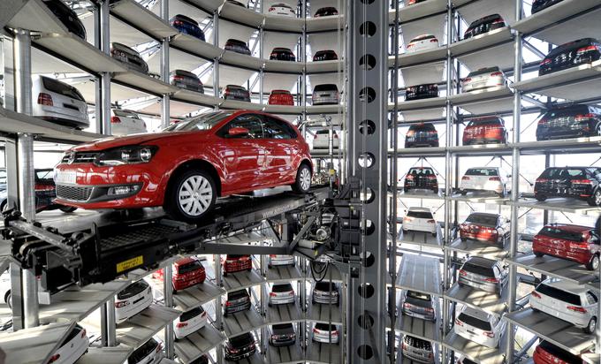 Volkswagen bo z velikansko finančno injekcijo posodobil tovarno v Wolfsburgu, ki bo hkrati postala najpomembnejša tovarna nemškega proizvajalca avtov. | Foto: Reuters