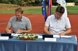 V Brežicah podpisali pogodbo za prenovo atletskega stadiona