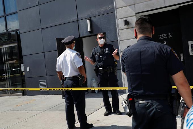 Policisti pred stanovanjskim poslopjem, v katerem so našli razkosano truplo 33-letnega milijonarja. | Foto: Reuters