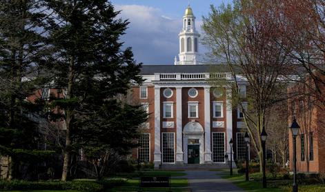 Harvard toži ameriško vlado zaradi odvzema zveznih sredstev
