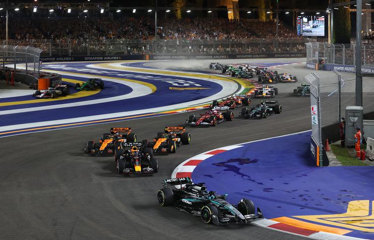 George Russell je na štartu zadržal prvo mesto pred Maxom Verstappnom, Lando Norris je prišel na tretje mesto. | Foto: Reuters
