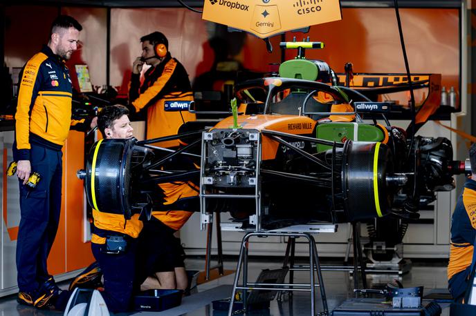 Suzuka McLaren | Pri McLarnu so odkrili razloga za odpoved obeh pogonskih sklopov v Šanghaju in se nadejajo boljše dirke v Suzuki. | Foto Guliverimage