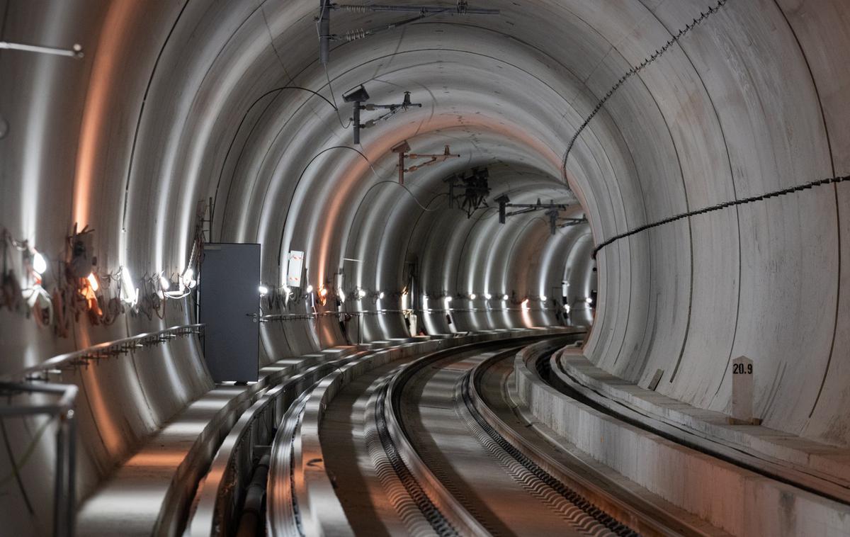 Železniški tir Divača - Koper | Ministrica za infrastrukturo Alenka Bratušek je povedala, da projekt drugega tira kljub številnim tehničnim izzivom, ki so se zgodili pri gradnji ter so zahtevali velika časovna in finančna prilagajanja, ostaja znotraj ocenjene finančne vrednosti iz prvega investicijskega programa, ki ga je podpisala leta 2019, sicer je pri 1,11 milijarde evrov. | Foto STA