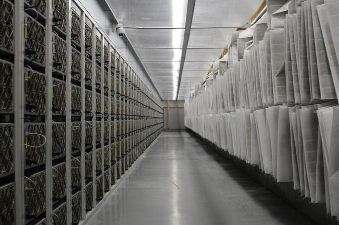 Takole je videti tako imenovana rudarska farma za bitcoin: na tisoče specializiranih računalnikov, ki brenčijo dan in noč. | Foto: Reuters