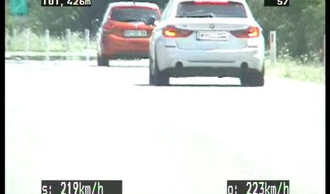 Po avtocesti divjal 219 km/h, doletela ga je visoka kazen