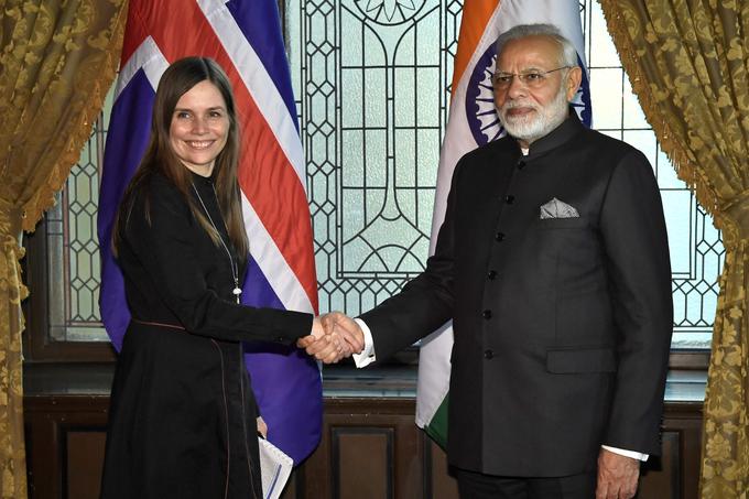 Zanimivo je, da je Stefánsson na Švedsko pobegnil z istim letalom, na katerem je bil v času poleta tudi islandska premierka Katrín Jakobsdóttir (na fotografiji levo) s spremstvom in varovanjem.  Premierka se je nato še isti dan v Stockholmu srečala s predsednikom indijske vlade Narendro Modijem (na fotografiji desno).  | Foto: Reuters