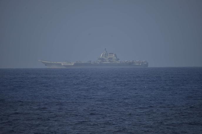 kitajska ladja, kitajska mornarica | Kitajska nasprotuje novemu vojaškemu sporazumu med ZDA in Filipini z začetka tega meseca, ki ameriški vojski omogoča dostop do štirih novih oporišč na filipinskih tleh. Eno od njih je približno 400 kilometrov oddaljeno od Tajvana. | Foto Reuters