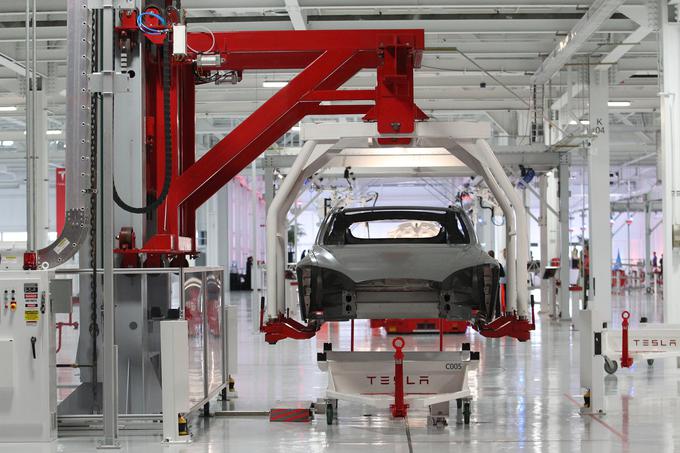 Tesla na Kitajskem končuje gradnjo tretje gigatovarne, kjer bodo izdelovali svoje električne modele. Dobre odnose so kronali še s posebnim dogovorom, ki bo ob nakupu tesle prinesel za zdaj še neznano vsoto državne subvencije. | Foto: Reuters