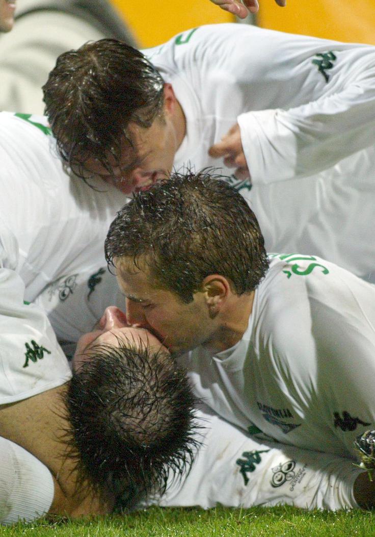 Veselje slovenskih reprezentantov po zmagi nad Italijo (2004). | Foto: Vid Ponikvar
