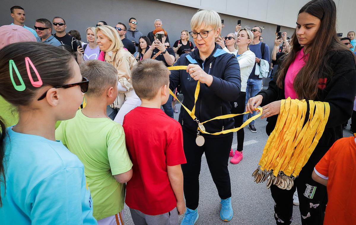 10. jubilejni Skazin dobrodelni tek otrok, Velenje, Nataša Pirc Musar | Prijavnina za tek, ki je letos potekal pod geslom Zmagamo, ko si pomagamo, je znašala osem evrov, vsak mali tekač pa je prejel darilni paket, majico in medaljo. | Foto STA