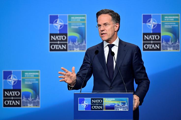 "Nato bo še naprej krepil našo sposobnost odvračanja in obrambe vseh zaveznic pred kakršnokoli grožnjo – vključno z zlonamernimi dejanji, kot so bila tista v Leipzigu in drugod po zavezništvu," je na omrežju X zapisal generalni sekretar zveze Nato Mark Rutte po pogovoru z nemškim kanclerjem Friedrichom Merzem. Rutte je dodal, da je Berlin predložil jasne dokaze o vlogi Moskve v "hibridnem napadu" in pozdravil ukrepe, ki jih je Berlin napovedal v odgovor na incident. | Foto: Reuters