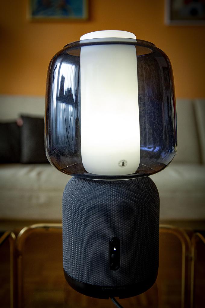 "Dvoživka" zvočnika in svetilke je posebej primerna za manjše sobe, ker ne zavzame veliko prostora in ker je njen zvok najboljši, ko ni na najvišji glasnosti. | Foto: Ana Kovač