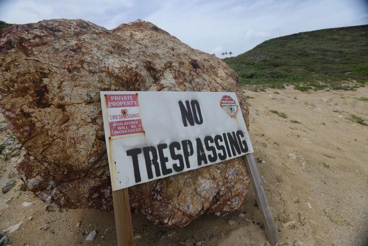 Ob skali na plaži stoji znak "Prepovedan vstop". | Foto: Reuters