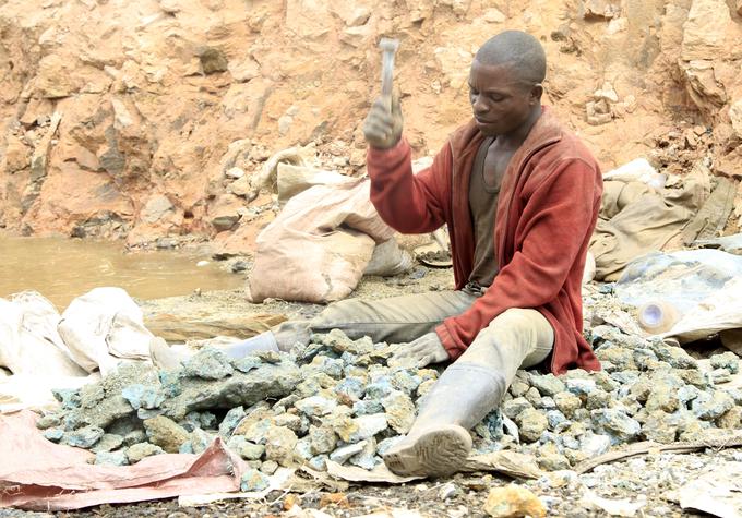 Delo v večini rudnikov kobalta v Kongu poteka ročno in s primitivnim orodjem.  | Foto: Reuters