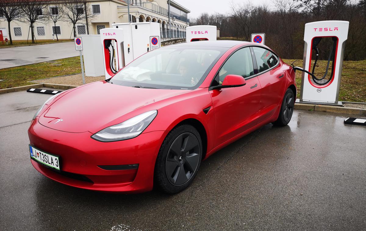 Tesla model 3 | Tesla ima v Sloveniji svoje polnilnice na treh različnih lokacijah (Kozina, Ljubljana in Maribor). | Foto Gregor Pavšič