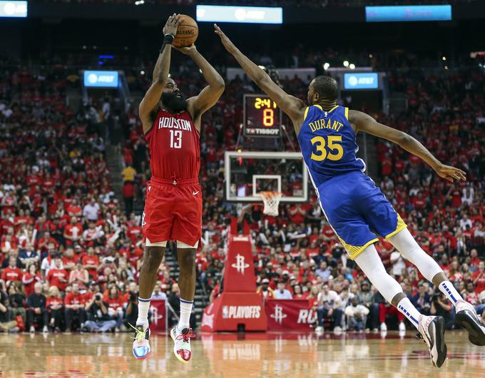 James Harden je najboljši pri step back metih za tri točke. Včasih naredi tudi korake, a sodniki tudi kaj spregledajo, saj to izvede zelo hitro. | Foto: Reuters