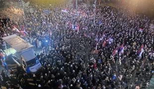 V Beogradu protestniki skušali vdreti v mestno skupščino, policija uporabila solzivec