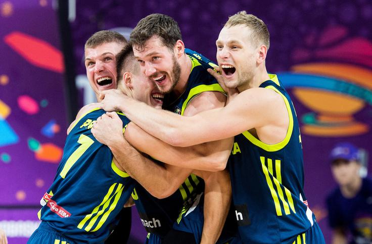 "Gremo, sosedje!" slovenskim košarkarjem sporočajo tudi Hrvati.. | Foto: Vid Ponikvar