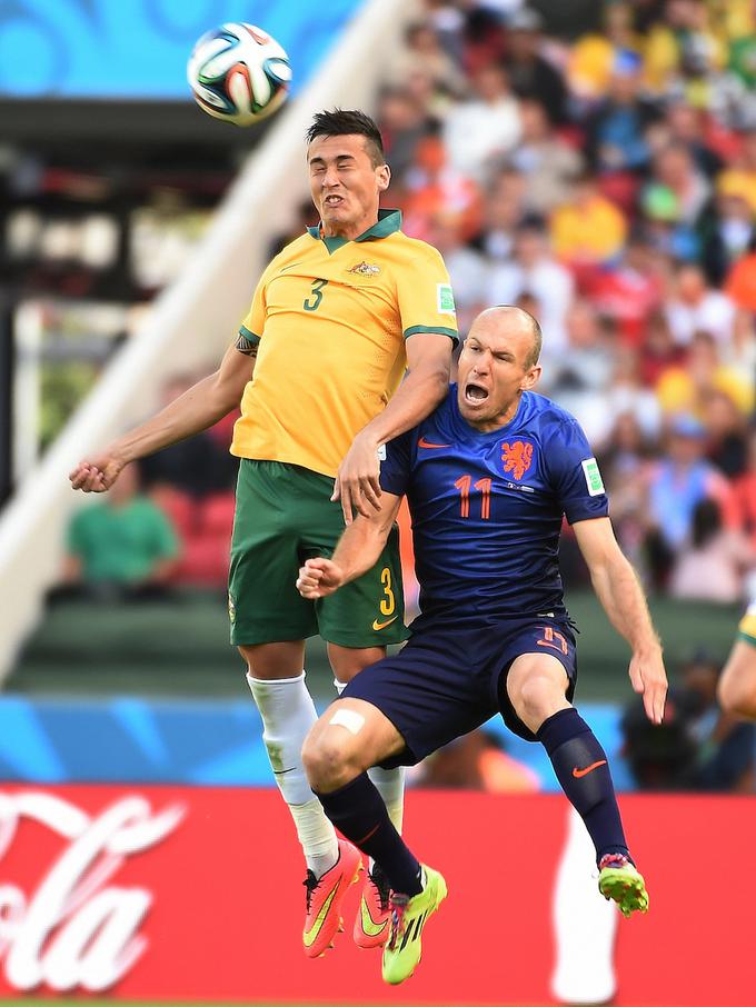 Z Avstralijo je odigral vse tri tekme na SP 2014. Tako se je bojeval za žogo z zvezdnikom Nizozemske Arjenom Robbnom. | Foto: Sportida