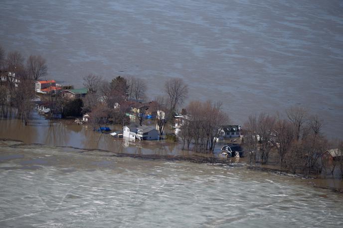 poplave Kanada Quebec Montreal | Samo v Quebecu je bilo poplavljenih že več kot 3.000 domov, dodatno pa je več kot 2.700 domov zaradi poplavljenih cest ali plazov popolnoma odrezanih od sveta. | Foto Reuters