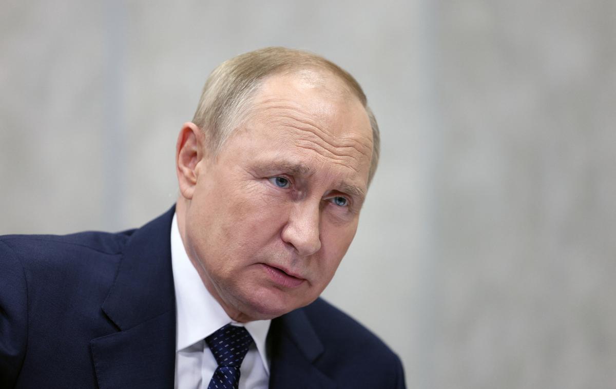 Vladimir Putin | Analitik Nic Robertson je v zapisu za CNN menil, da se Putinu čas izteka in da izgublja vojno v Ukrajini, česar se sam tudi dobro zaveda.  | Foto Reuters