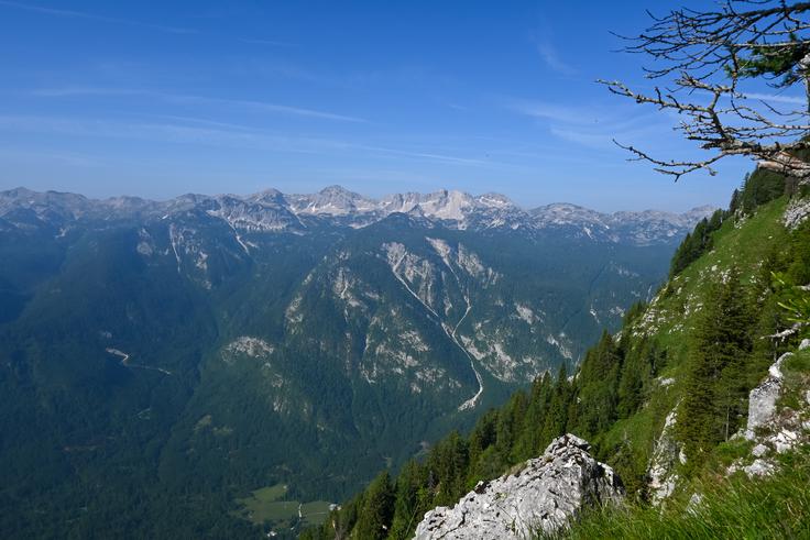 Na zaključnem strmem vzponu na Pršivec se nam odpre ta pogled proti grebenu tolminskih gora. | Foto: Matej Podgoršek