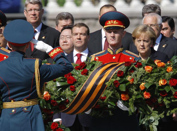 Poglobljeno vojaško sodelovanje med Rusijo in Nemčijo je trajalo od leta 2009 do leta 2013. Na fotografiji s proslave v Moskvi leta 2020 Angela Merkel in takratni ruski predsednik Dmitri Medvedjev. | Foto: Guliverimage