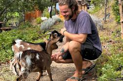 31-letni Luka živi in dela v hiški sredi gozda: To je bila moja zavestna izbira #foto #video