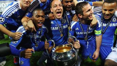 Lampard časti Drogbaja, Drogba pa Čecha