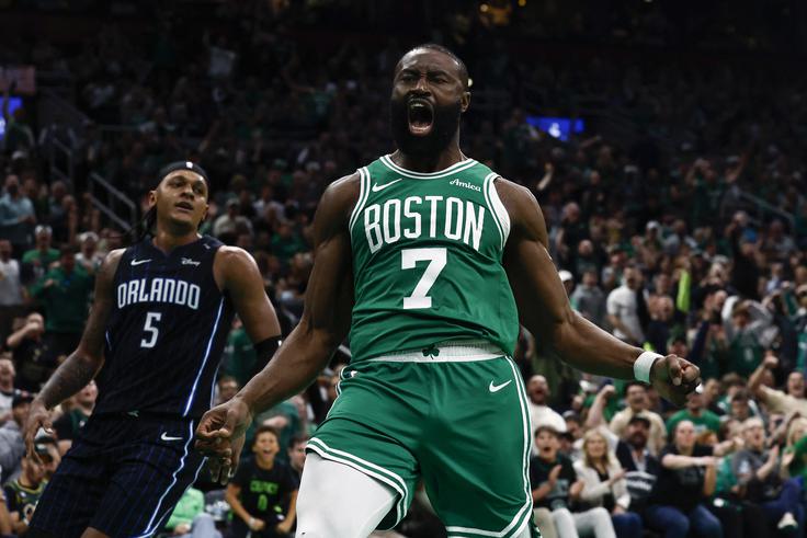 Jaylen Brown je blestel na srečanju proti Orlandu, kjer Boston ni mogel računati na pomoč Jaysona Tatuma.  | Foto: Reuters