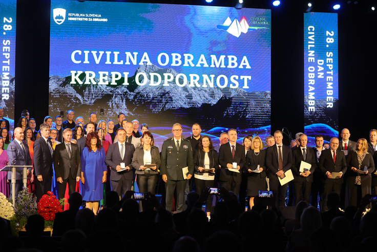 Na proslavi so najzaslužnejšim za njihov prispevek pri razvoju civilne obrambe in krepitvi odpornosti države podelili priznanja. | Foto: Bruno Toič