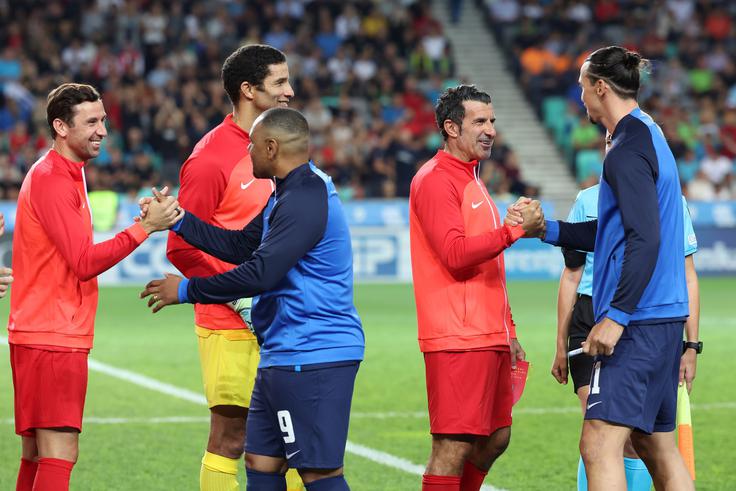 Leta 2023 je sodeloval na humanitarnem nogometnem dogodku v Stožicah, na katerem je kot posebno presenečenje nastopil tudi sloviti Zlatan Ibrahimović. Šved bosanskih in hrvaških korenin se na fotografiji rokuje z legendarnim Portugalcem Luisom Figom, Darijo Srna pa z dolgoletnim kapetanom Maribora in strelskim rekorderjem 1. SNL Marcosom Tavaresom. | Foto: Aleš Fevžer