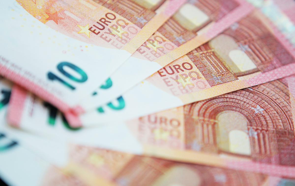 denar | Ministrstvo za delo bi sedanjo minimalno plačo januarja zvišalo za 4,5 odstotka, v Levici bi minimalno plačo zvišali na 700 evrov neto. | Foto STA