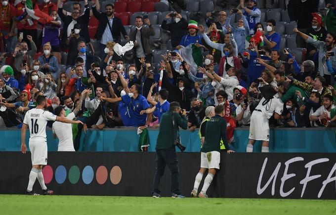 Veselje navijačev in nogometašev Italije po preboju Azzurrov v polfniale.  | Foto: Reuters
