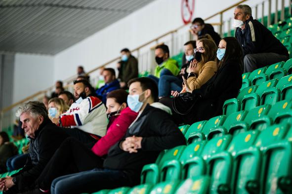 Gledalci morajo na športnih prireditvah še naprej nositi maske