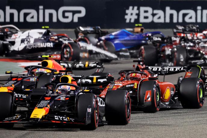 VN Bahrajna štart Verstappen Leclerc | Prvi zavoj prve dirke nove sezone formule 1: Verstappen pred Leclercem. | Foto Reuters