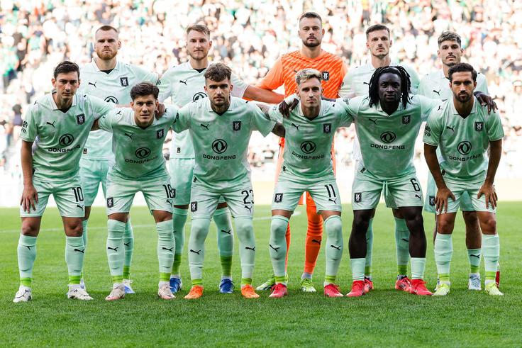 Olimpija je v sezono 2025/26 vstopila s številnimi spremembami v igralskem kadru. Trener Simao je na dvoboju menjal le tri najbolj ofenzivno nastrojene igralce. Dimitar Mitrovski, najdražji nakup v zgodovini Olimpije, ki ni prišel do izraza proti Kairatu, je odigral le 60 minut, pozneje sta igro zapustila še Marko Brest in Alex Tamm, priložnost za nastop pa so dobili Dino Kojić, ki je zapravil lepo priložnost, Admir Bristrić in Ivan Durdov. Španec Alex Blanco se je pomaknil bistveno bližje svojim vratom in zaigral na položaju levega bočnega branilca, a s svojo predstavo ni navdušil. | Foto: Aleš Fevžer