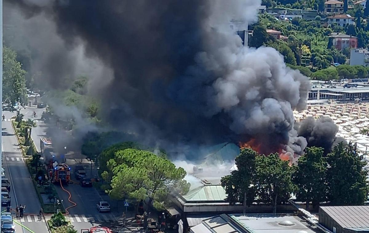 Portorož požar | Zagorelo je skladišče bara Alaya.  | Foto STA