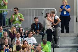 Video: Zaprosil jo je na tekmi med Slovenijo in Finsko