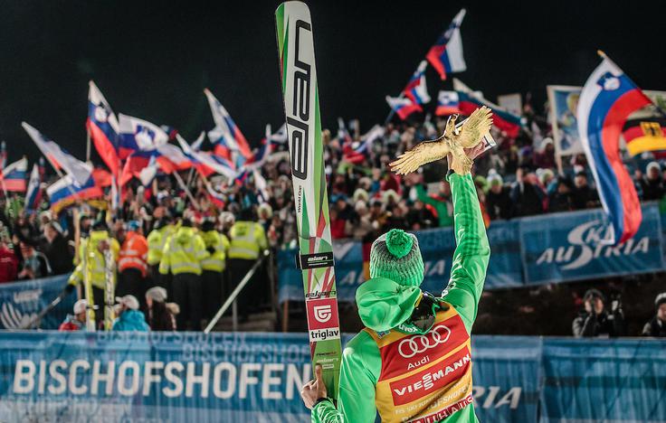 Peter Prevc pozdravlja množico slovenskih navijačev. | Foto: Sportida