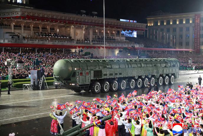 Na veliki vojaški paradi prvič predstavili raketo, ki lahko doseže ZDA #foto